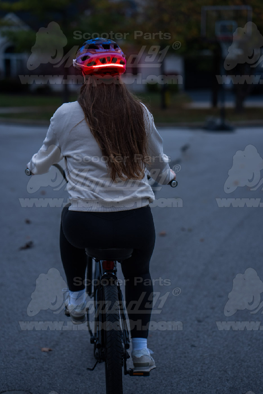 kerékpár fejvédő piros led világítás BRIGHT